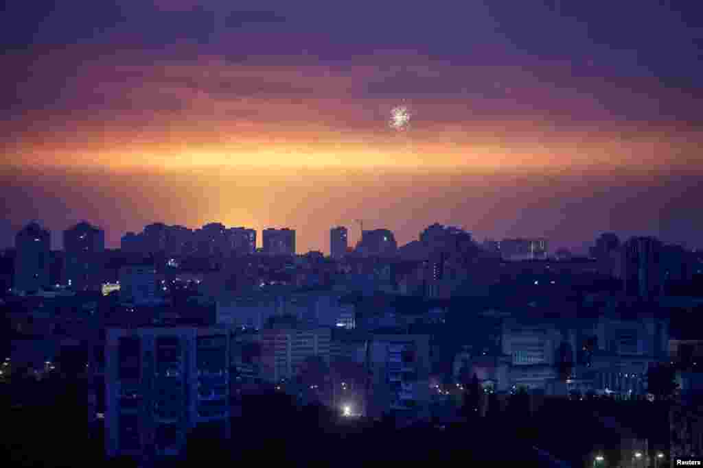 Eksplodirajuća raketa obasjava noćno nebo iznad Kijeva tokom ruskog vazdušnog napada.