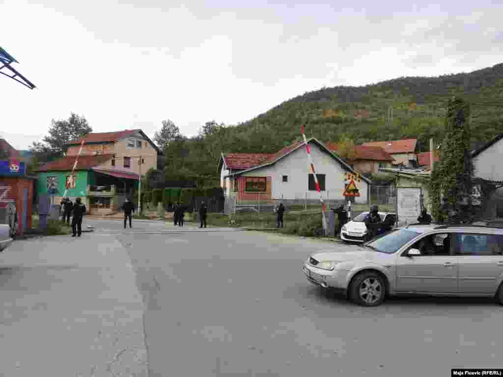 Operaciji protiv krijumčarenja takođe su se usprotivili stanovnici Zvečana, opštine sa većinskim srpskim stanovništvom.