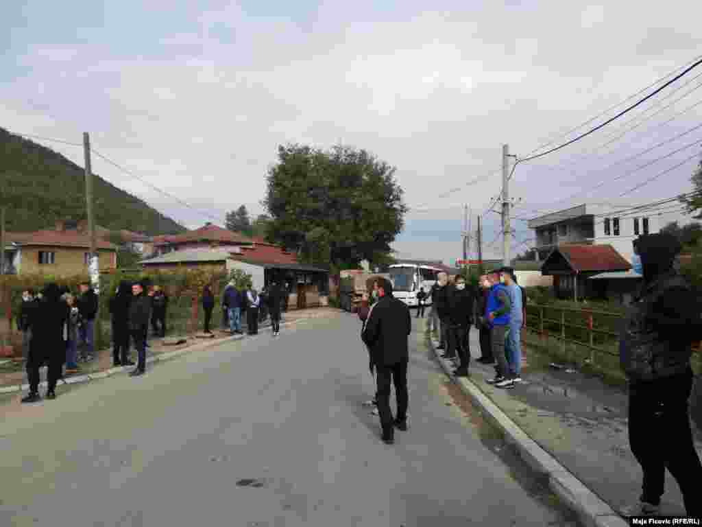 Kamion je postavljen da blokira put u Zvečanu, dok se akcija policije nastavlja. 13. oktobra 2021.