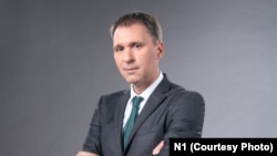 Direktor programa N1 Igor Božić kaže za RSE da bi Savet REM-a trebalo da odlučuje na osnovu istorije ponašanja televizija.