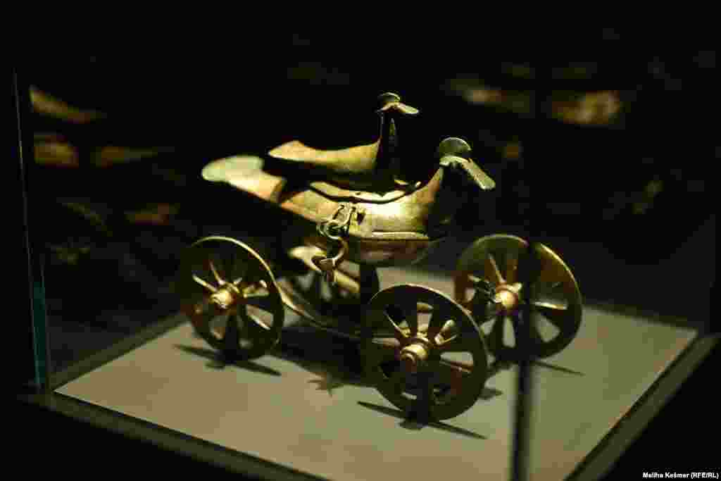 Brončana kultna kolica iz perioda starijeg željeznog doba s predstavama ptica vodarica pronađena su 1880. godine u tumulu na Glasinačkom polju prekopanom prilikom izgradnje puta Sarajevo - Rogatica - Višegrad. 