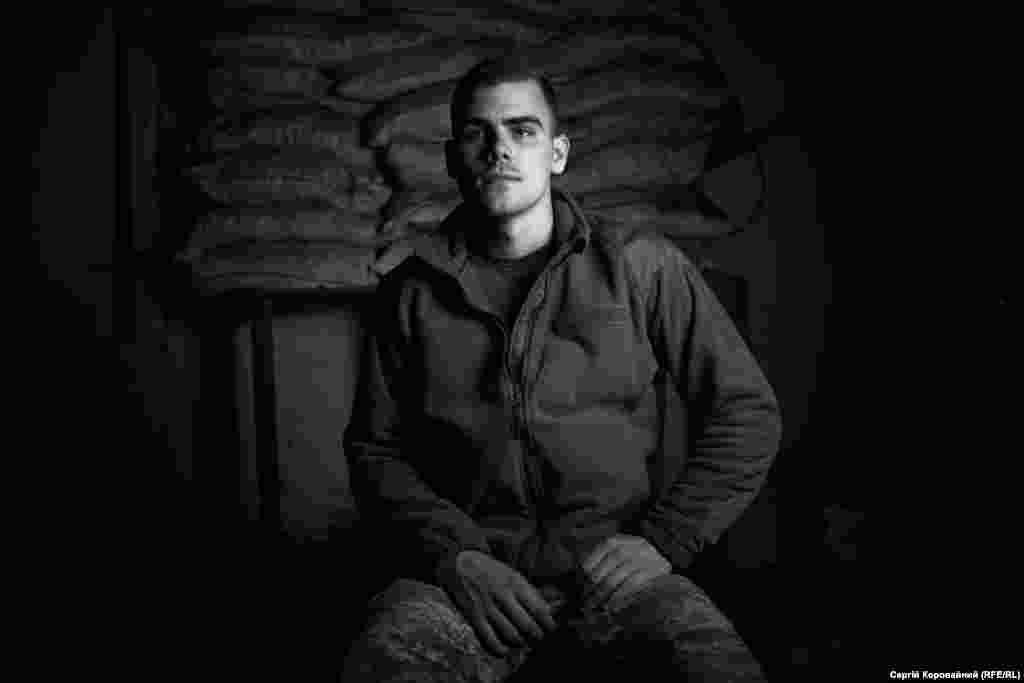 «Я – кадровый военный, выпускник Львовской «сухопутки». В 2014-м мне было 16 лет: учился на программиста и не мечтал строить карьеру в армии. Но после аннексии Крыма все изменилось – решил бросить колледж, чтобы сразу идти учиться на военного. Родители отговаривали, мол, взвесь все, подумай. Прислушивался и, как мог, начал волонтерить. Когда выпустился – таки поступил на военную специальность. Теперь я здесь»