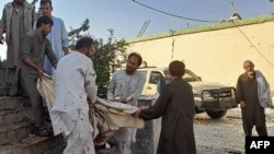 В районе взрыва в мечети в Кундузе, Афганистан, 8 октября 2021 года