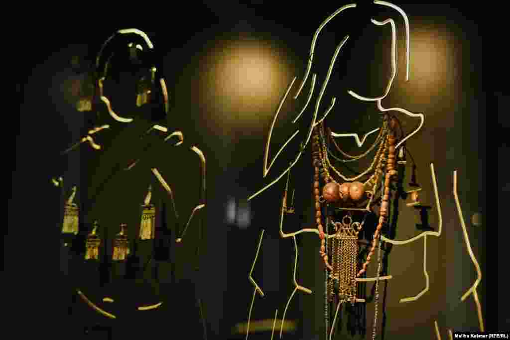 "Rad je dugo trajao, zato što nismo imali mogućnost da dovršimo izložbu. Sve je ovisilo u financijskim sredstvima i problemima s kojima se Muzej susreće. Povrh toga dolazi nam korona i sasvim jedan novi period što je otežalo djelovanje i Muzeja.  Trudili smo se da i dalje radimo, da ne gubimo vrijeme, jer smo već izgubili jako mnogo godina kad je riječ o djelovanju Muzeja u kultnim i edukativnom smislu", kaže Pravidur.  Izložba će biti trajno otvorena 20. oktobra. 