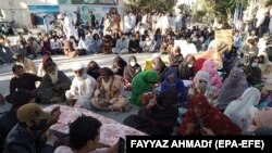 بلوچستان: په کېچ ضلعه کې له یوې چادونې د وژل شویو دوو ماشومانو مړي کوټې ته په احتجاج وړل شوي دي. ۲۰۲۱، ۱۳م اکتوبر