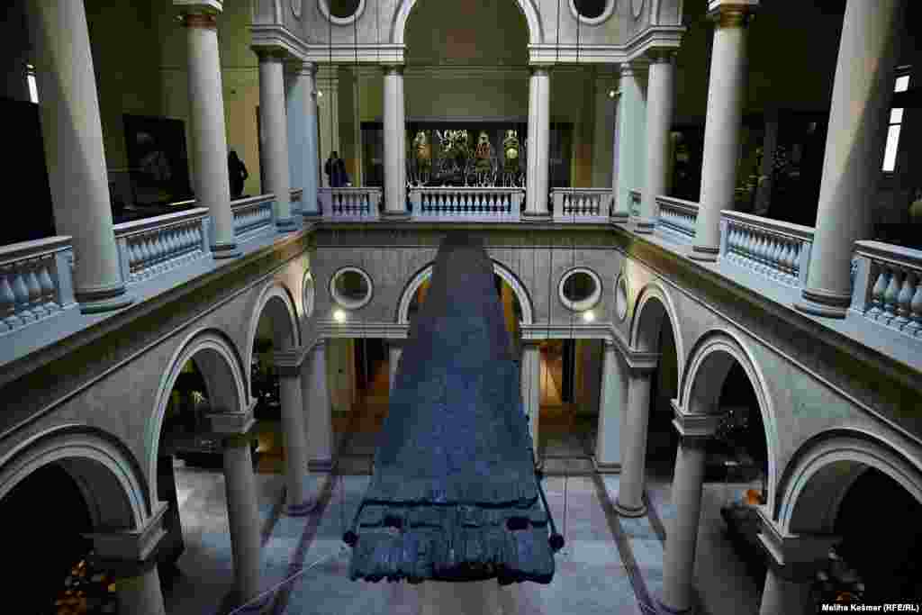 Na ovoj fotografiji vidi se drveni čamac, pronađen kod Bosanske Gradiške, na sjeveru BiH. Otkriven je u ljeto 1904. godine ispod kuće sojeničkog naselja, a njegovo iskopavanje i transport do Sarajeva predstavljali su izniman poduhvat za onovremene prilike. Drveni čamac korišten je kao plovilo, odnosno kao sredstvo komunikacije, transporta i trgovine. Procjenjuje se da starost drveta od kojeg je napravljen potječe iz polovine 6. milenija p.n.e. Stalna postava smještena je u istočno krilo Zemaljskog muzeja koje je za potrebe izložbe najprije moralo biti obnovljeno s obzirom na to da je to bio jedini dio Muzeja koji nije bio u adekvatnom stanju.  U ovome su pomogli s više strana, iz Ambasade Sjedinjenih Američkih Država, u infrastrukturnom smislu, obnovi prostora, krova, elektroinstalacija, zidova i sl. Sredstva su dali i iz Ambasade Kraljevine Švedske, Irske, projekta Alif, ali i UNESCO-a. U jednoj mjeri izložbu su pomogle i bh. institucije. 