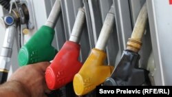 Eurosuper po litru košta 1,54 eura, a eurodizel 1,39, što je rekord u posljednjih deset godina. (fotogafija: točenje goriva na jednoj od pumpi u Podgorici)