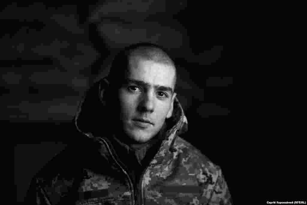 «Война началась, когда мне было 13 лет. Мой крестный был в АТО, и я помню, как мы собирали и передавали его подразделению помощь. Более семи лет назад я не совсем понимал, что такое война. Но мне рассказывали о ней пожилые люди – так вот и пришло осознание, что должны защищать Украину. После школы поступал в университет. На юридический прошел. Но все равно тянуло сюда: прервал обучение, подписал контракт с ВСУ. Получается, служу с 18 лет»