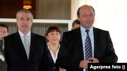 Premierul Tăriceanu și președintele Băsescu au participat, în februarie 2006, la prezentarea bilanțului DNA. Monica Macovei (centru) era ministru al Justiției. Justiția a fost unul dintre motivele de tensiuni dintre președinte și premier, cu episoade precum acuzațiile potrivit cărora Tăriceanu ar fi încercat să intervină pe lângă Macovei în favoarea lui Dinu Patriciu (Rompetrol) și chiar pe lângă președinte, prin intermediul unui „bilețel" despre care și-a amintit brusc viitorul personaj celebru, Elena Udrea.