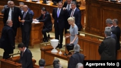 Votul privind învestirea guvernului Ponta, în plenul Parlamentului. Cabinetul Ponta a obținut 284 de voturi pentru și 92 împotrivă. În imagine: momentul în care votează Raluca Turcan.