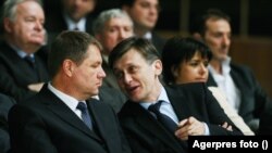 Klaus Iohannis, agreat pentru funcția de prim-ministru al României, și președintele PNL, Crin Antonescu, la dezbaterea electorală organizata de Institutul de Politici Publice, între principalii candidați la alegerile prezidențiale din turul doi: Traian Băsescu, susținut de PD-L, și Mircea Geoană, candidatul Alianței Politice PSD+PC. (12 martie 2009)