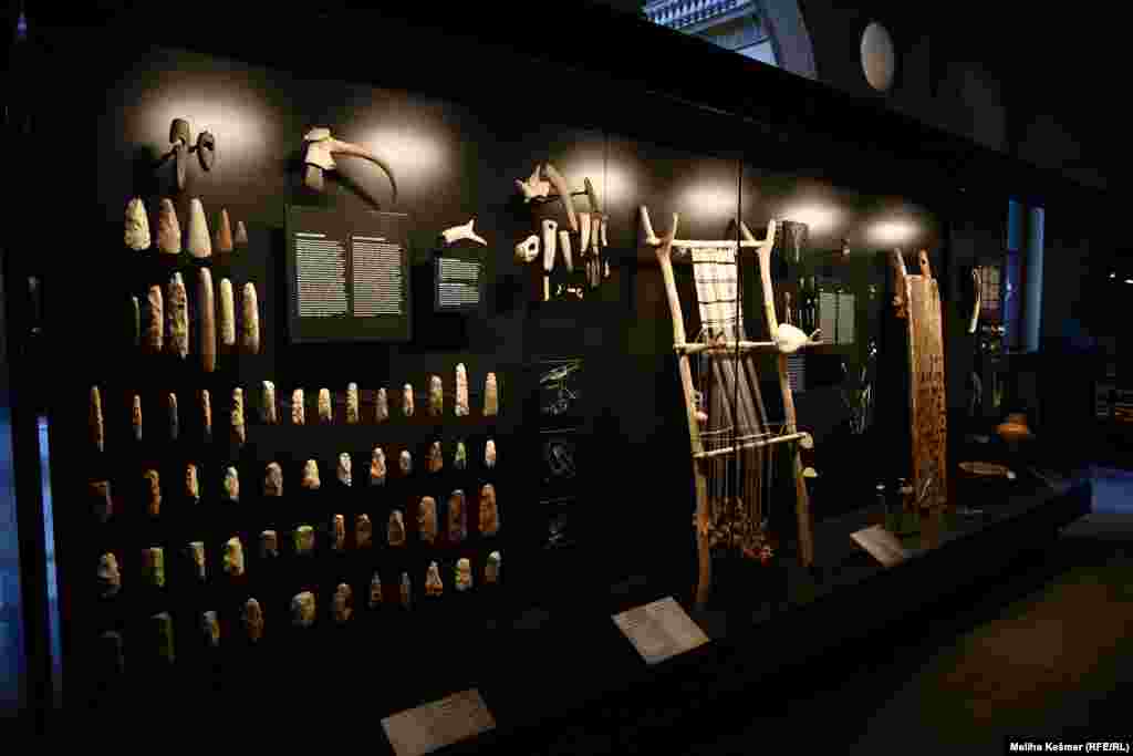 Rekonstrukcija vertikalnog tkalačkog stana s utezima od gline, Butmir, Sarajevo, butmirska kultura, prva polovina 5. milenija p.n.e.