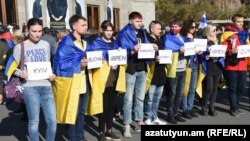 სომხეთის, უკრაინისა და რუსეთის მიქალაქეები ერევანში, თავისუფლების მოედანზე. 23 ნოემბერი, 2022 წელი.