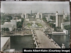 Pogled iz zraka prikazuje spomenik Radnik i kolhoznica na lijevoj strani, okrenut prema carskom orlu na vrhu paviljona nacističke Njemačke s desne strane. Četiri godine nakon što je snimljena ova fotografija 1937., Hitler je pokrenuo operaciju Barbarossa, invaziju na Sovjetski Savez.