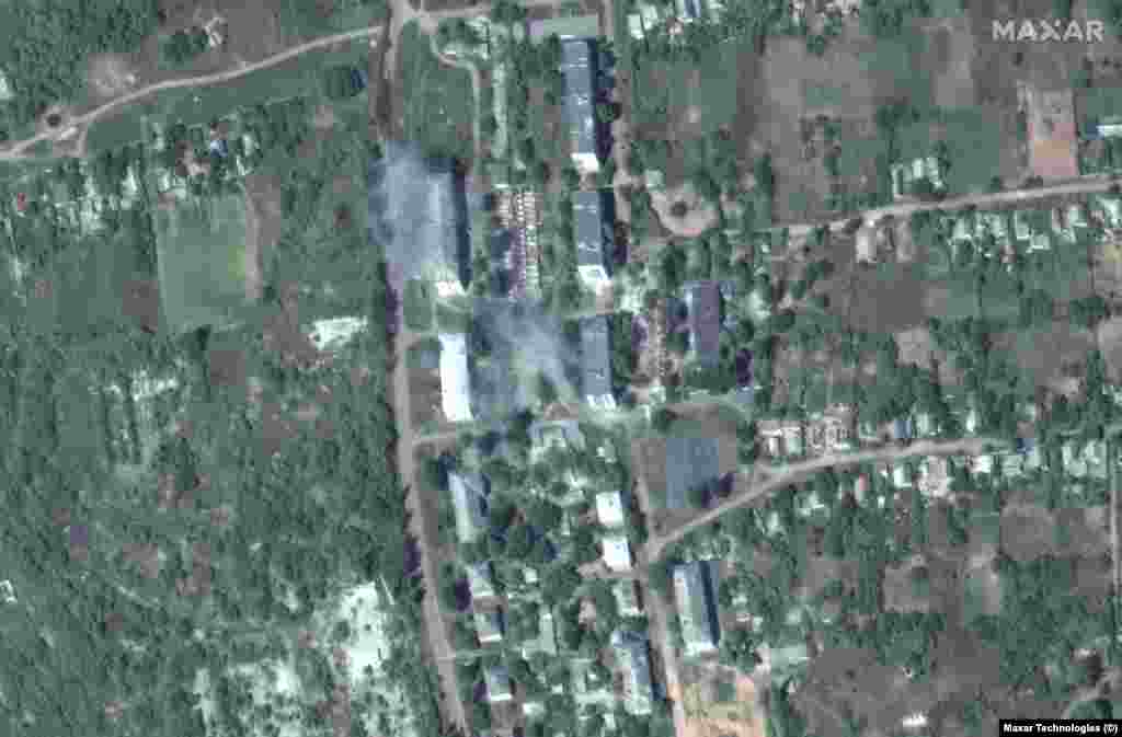 Супутникове зображення багатоповерхових та приватних будинків у тому ж районі в Соледарі перед штурмом РФ від 1 серпня 2022 року. Satellite image ©2023 Maxar Technologies