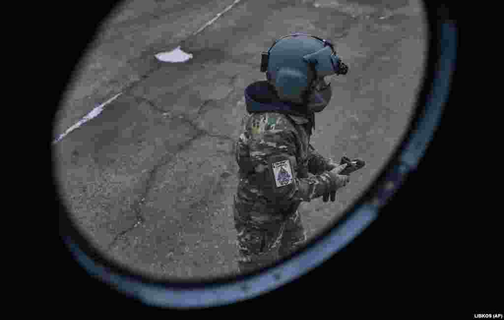 Пілот проводить останній огляд перед вильотом на бойове завдання. Окрім «втоми» техніки, серйозну загрозу для застарілих бойових гелікоптерів України, які мають літати низько та швидко під час проведення повітряно-десантних операцій, становлять артилерія та переносні зенітно-ракетні комплекси 