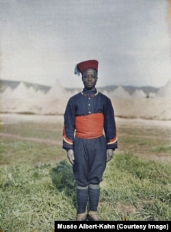 Senegalski snajperista bez oružja u Fezu, Maroko, 1913.