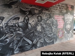 Motiv iz Bitke na Kosovu na zgradi u Trebinju. Ovo je jedan od nekoliko murala s ovom tematikom.