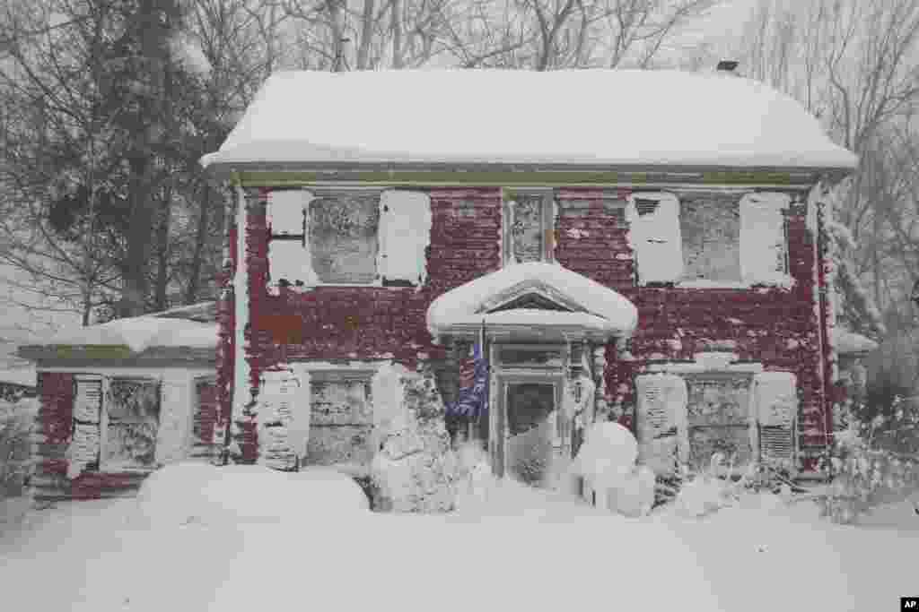 Zimska oluja se širi zapadnim Njujorkom u subotu, 24. decembra 2022, u Amherstu, Njujork.