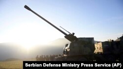 Ministar odbrane Miloš Vučević sa pripadnicima vojske kod haubica Vojske Srbije na položaju u blizini granice sa Kosovom, 26. decembar 2022.