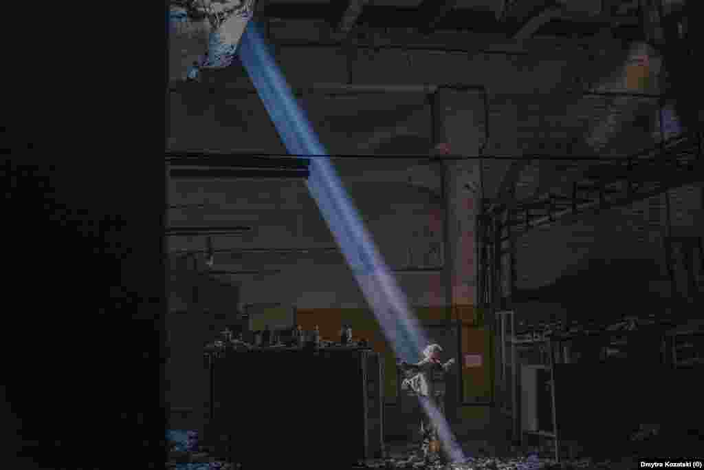 Український військовий на заводі «Азовсталь» в Маріуполі.   З 1 березня завод «Азовсталь» було заблоковано російськими силами.  Там перебували українські військові, які увесь цей час відбивали постійні атаки армії РФ. 