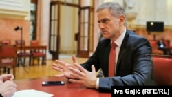 "Predao sam predlog jer verujem da je to najbolji put za Srbiju i njenu budućnost", kaže Borko Stefanović, opozicioni poslanik Skupštine Srbije koji je zvanično predao predlog Rezolucije o usklađivanju spoljne politike sa EU, te uvođenje sankcija Rusiji.