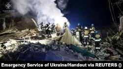 მაშველები მუშაობენ რუსეთის სარაკეტო თავდასხმის შედეგად დანგრეულ სამშობიარო სახლში, ვილნიანსკი, 23 ნოემბერი 