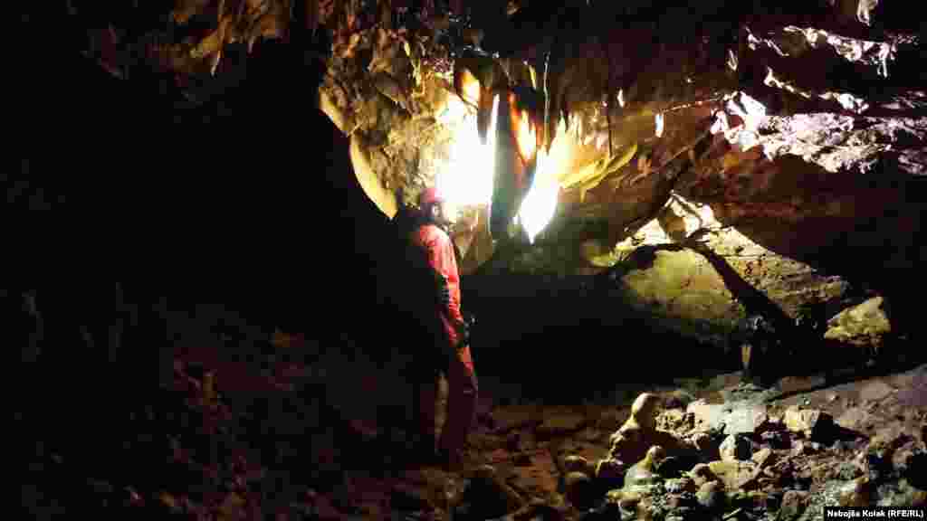 Članovi Speleološkog društva „Zelena brda“ istražuju njenu unutrašnjost. Do sada je otkriveno preko stotinu kvadratnih metara.