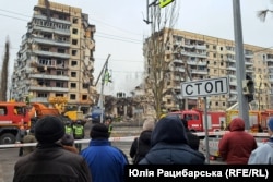 Locuitorii din Dnipro au privit îngroziți, duminică, cum echipele de salvarea scoteau corpuri dintre dărâmături și încercau să găsească supraviețuitori.