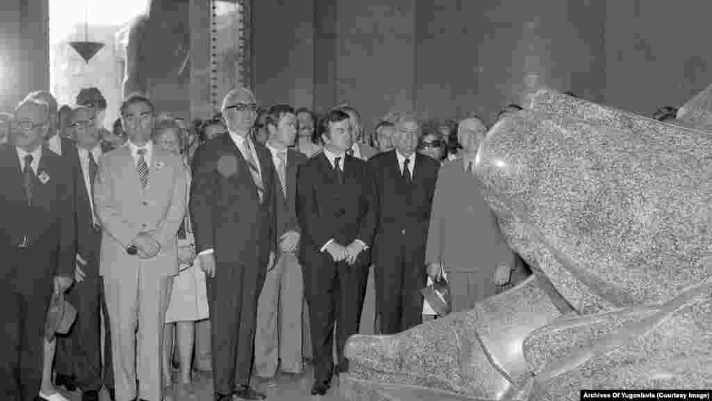 Otvaranju Mauzoleja 28. jula 1974. godine prisustvovalo je rukovodstvo Crne Gore, koje je u to vrijeme bila republika Socijalističke Federativne Republike Jugoslavije na čijem čelu je bio Josip Broz Tito. Visoki funkcioner Crne Gore iz tog vremena Veljko Milatović istakao je da ovo najveći spomenik Njegošu, "njegovoj stvaralačkoj samovolji i slobodarskim htijenjima - slobodna Crna Gora, u slobodnoj zajednici ravnopravnih naroda i narodnost socijalističke i nesvrstane Jugoslavije." Mauzolej je, prema njegovim riječima, nerazdvojni dio Lovćena i "znamen koji povezuje Njegoša sa sadašnjim i budućim generacijama". 