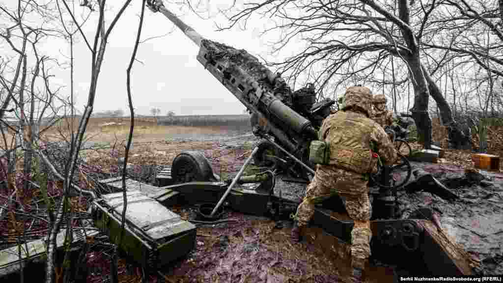 Гармати працюють разом з аеророзвідкою, яка коригує їхню роботу 