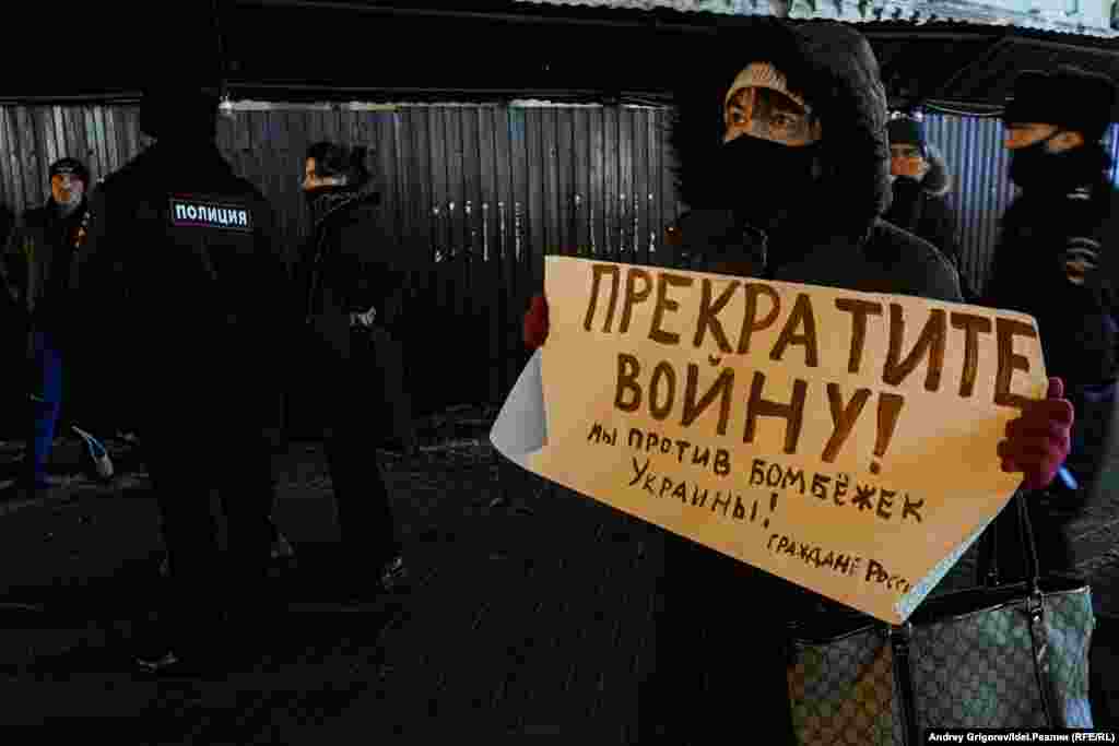Жительница Казани с плакатом "Прекратите войну! Мы против бомбежек Украины" — одна из первых (а, может, и самая первая) протестующих, вышедших под часы на пешеходной улице Баумана вечером 24 февраля 2022 года.  