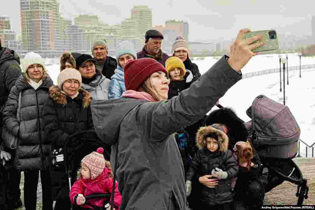 Местные жители собрались на берегу Казанки у центра семьи "Казан" в знак протеста против засыпки реки. Власти Татарстана собирались уничтожить два залива у парка сначала ради строительства Соборной Мечети, потом якобы — ради нового парка. Баталии по этому поводу велись большую часть 2022 года — в итоге чиновники в очередной раз переиграли своё решение, уменьшив площадь засыпки с почти 15 до 1 га. 