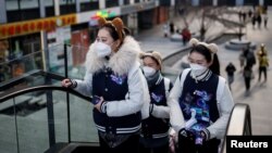 Stručnjaci upozoravaju da bi s masovnim putovanjima kineskih građana za praznike lunarne Nove godine, COVID-19 mogao da se širi i ruralnim oblastima su medicinske ustanove lošije opremljene. Otvoreni šoping centri z Pekingu uprkos širenju korona virusa, 3. januar 2023.