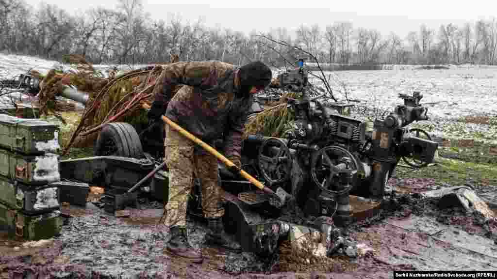 Бойова робота завершена. Бійці маскують гаубицю. Переміщуємось на іншу позицію 