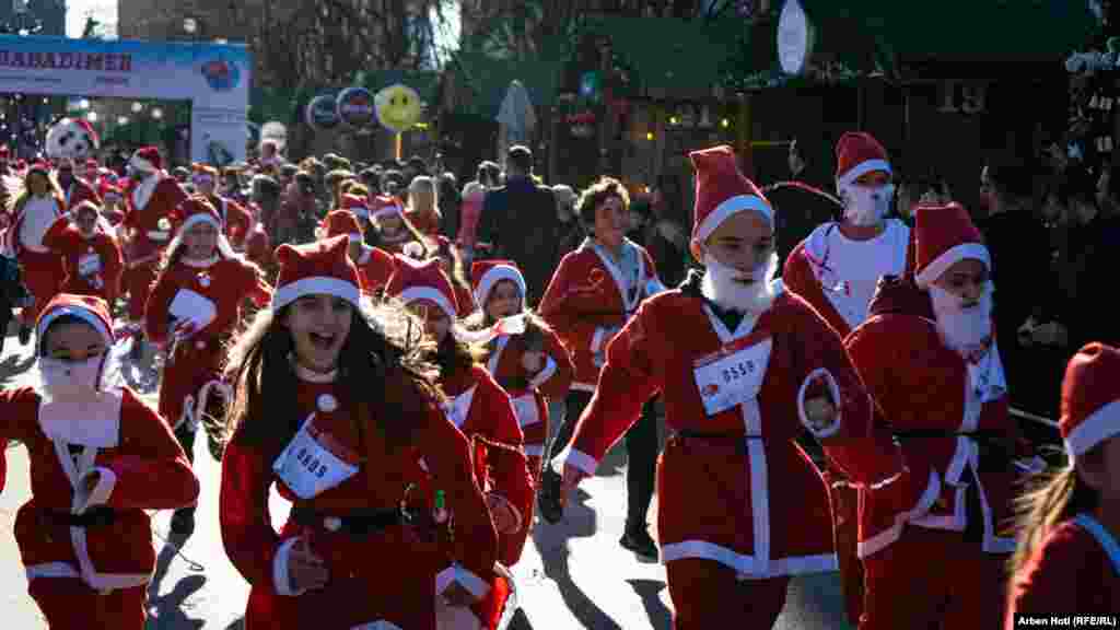 Djeca u odjeći Djeda Mraza trče na mini-maratonu "Trka Djeca Mrazova" u Prištini.