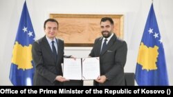 Kosovski premijer Kurti i predsedavajući Nacionalnog saveta Albanaca u Preševskoj dolini Mustafi posle potpisanog Memoranduma o saradnji, Priština, Kosovo, 28. oktobar 2022.