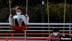 U Južnoj Koreji su osobe uvijek jednu ili dvije godine starije nego što bi bile u ostatku svijeta. Korejci smatraju da se godina u materici računa u godine života.