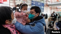 Zagrljaji na aerodromu u Pekingu nakon odluke kineske vlade da ukine mjere karantina za strane posjetioce, 8. januar 2023.