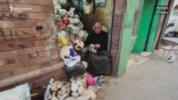 Egipćanin starim fudbalskim loptama daje novi život 