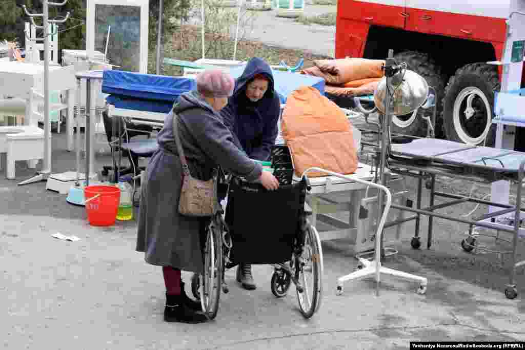 Обладнання лікарні, яке вдалося врятувати після російського обстрілу
