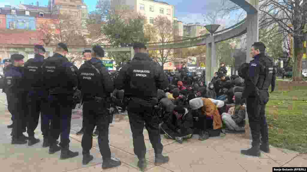Policija je okružila migrante u parku kod Ekonomskog fakulteta u Beogradu, gde se inače okupljaju ljudi u pokretu. Nakon toga, uvedeni su u autobuse, a policija nije saopštila gde ih odvodi. Prema nezvaničnim informacijama, prebacuju ih u prihvatne centre u različitim delovima zemlje. Beograd, 25. novembar 2022. 
