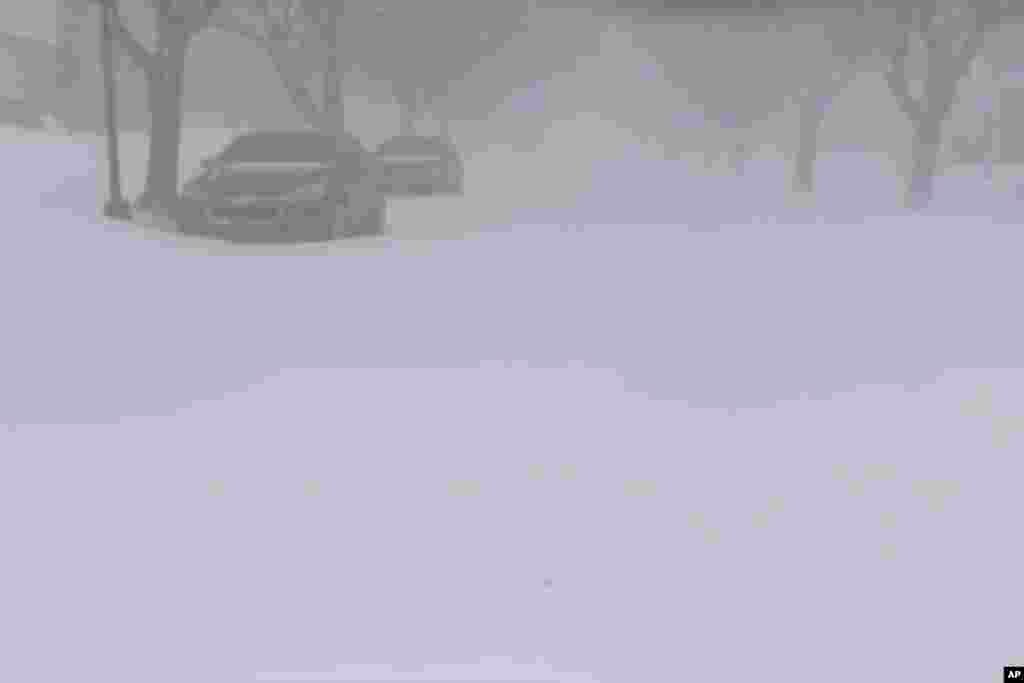 Buffalo je zabilježio vjetrove uraganske snage i snijeg koji su uzrokovali zamagljivanje, te paralizirali promet i spasilačke akcije.