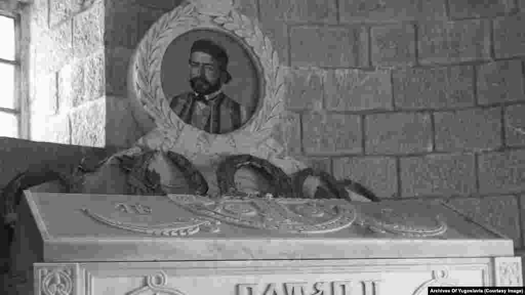 Njegoševi posmrtni ostaci sahranjeni su u kapeli, a nakon izgradnje Mauzoleja prenijeti u njegovu kriptu. Fotografija Njegoševe grobnice iz kapele, avgust 1967. godine.