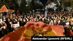 Zbog usvajanja izmjena Zakona o predsjedniku i blokade Ustavnog suda, ispred zgrade parlamenta održano više protesta.