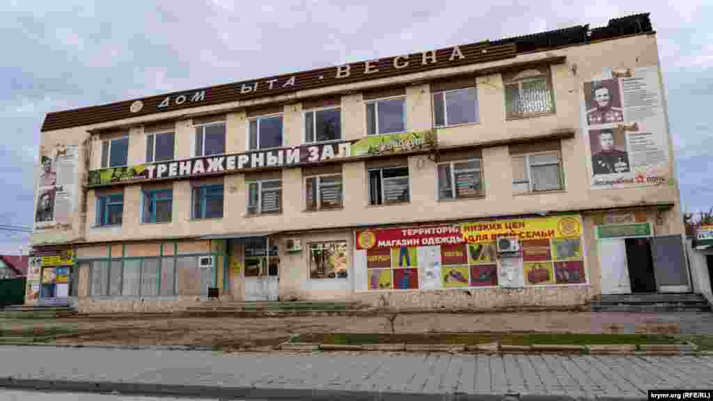 «Бессмертный полк» с портретами Героев Советского Союза, уроженцев Карасубазара на фасаде Дома быта. Их бюсты, в том числе и Алексея Мирошниченко (сверху слева), установлены на аллее в центре города