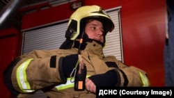 «По прибуттю рятувальники встановили, що пожежа виникла в квартирі на останньому поверсі п’ятиповерхового будинку та необхідна евакуація мешканців будинку», – ДСНС