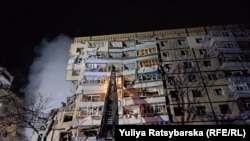 Многоквартирный дом в Днепре, в который попала российская ракета. 