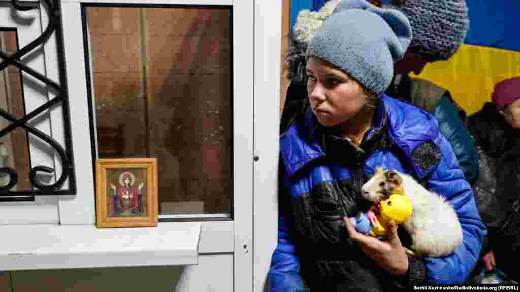 «Щастя моє, ти приїхала! Ти що, свинку забрала?», – каже Софійчина тітка. «Звісно, вона ж пів війни вже прожила», – відповідає дівчинка, притискаючи Пепу до себе і цілуючи її.