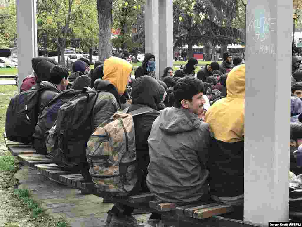 Povod za akciju policije u Beogradu bio je sukob grupe migranata kod granice Horgoš, između Srbije i Mađarske. Policija je 25. novembra saopštila da je kod Horgoša prijavljeno da migranti "pucaju jedni na druge", kao i da je jedan od njih ranjen. U saopštenju se navodi i da je tokom noći privedeno više osoba "za koje se sumnja da imaju veze sa pucnjavom, ali i ilegalnim krijumčarenjem migranata". Beograd, 25. novembar 2022.